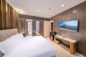 Postel nebo postele na pokoji v ubytování FIVE Palm Jumeirah Dubai