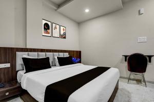 En eller flere senge i et værelse på Townhouse Ganesh Tekdi Temple Nagpur