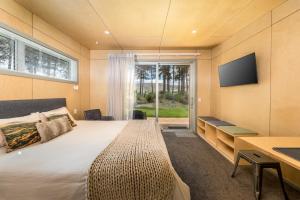 Un televizor și/sau centru de divertisment la The Claim Accommodation