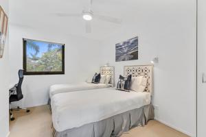 En eller flere senge i et værelse på St Tropez 8 - Waterfront Retreat with Rooftop Spa & Sauna