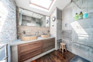 een badkamer met twee wastafels en een douche bij L'Ancienne Boulangerie in Durbuy