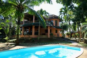 een huis met een zwembad voor een huis bij Nature's Hill side Phana House in Ban Nong Chaeng