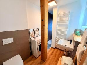 ein Badezimmer mit Waschmaschine und Waschbecken in der Unterkunft Apartments Dombergblick - Suhl, Stadtmitte in Suhl + 39 Fotos