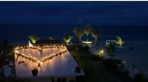een uitzicht op een zwembad 's nachts met verlichting bij Romantic Beachside Retreat with Breathtaking Views in Ban Nong Hoi Siap +73 foto's