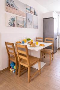 una sala da pranzo con tavolo e sedie bianchi di Comfort 14 Stylish City Apartment a Miskolc