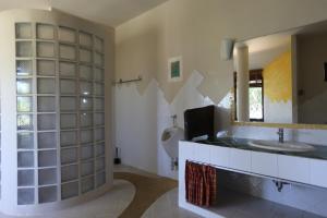 een badkamer met een wastafel en een spiegel bij Nature's Hill side Phana House in Ban Nong Chaeng +41 foto's