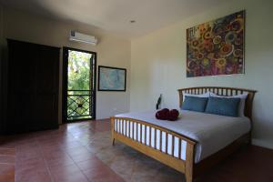 een slaapkamer met een groot bed en een toilet bij Nature's Hill side Phana House in Ban Nong Chaeng