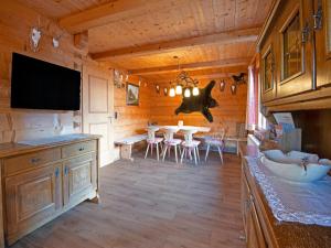 a dining room with a table and a tv in a cabin at Chalet in Hochfügen near Ski Slopes in Hochfugen