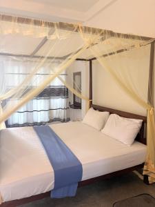 een slaapkamer met een hemelbed bij Dream Cabana in Galle +30 foto's