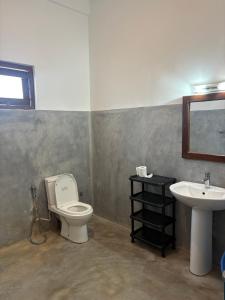 een badkamer met toilet en wastafel bij Dream Cabana in Galle