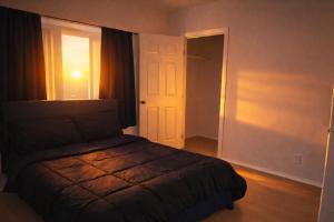 ein Schlafzimmer mit einem Bett und einer offenen Tür in der Unterkunft Hollywood Comfort Vibe LA in Los Angeles + 2 Fotos