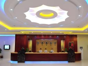 twee mensen zitten in een wachtkamer bij Wanxiang Hotel in Maluan