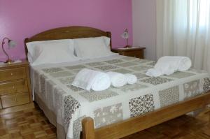 En eller flere senger på et rom på Quinta das Lindas