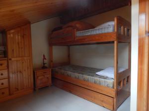 Divstāvu gulta vai divstāvu gultas numurā naktsmītnē Sangro Apartment