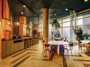 a restaurant with a table and chairs in a room at ibis budget Tambore in Barueri