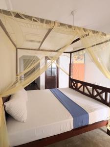 een slaapkamer met twee stapelbedden met klamboes bij Dream Cabana in Galle