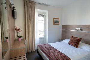 a hotel room with a bed and a window at Hôtel de l'Europe Grenoble hyper-centre in Grenoble