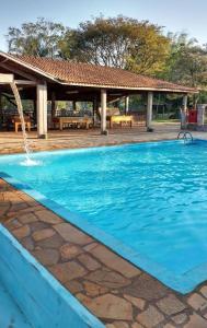 莫科卡的住宿－Pousada Fazenda Buracão，一个带喷泉的大型蓝色游泳池