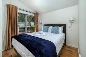 En eller flere senge i et værelse på Paihia Hilltop Villa