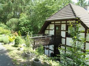 ein Cottage im Garten mit Pflanzen in der Unterkunft Ferienwohnung Hartmann in Frankenau