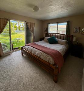 um quarto com uma cama e uma janela grande em Master Suite with Private Bath 15 min drive to beach em Hilo