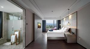 Ένα ή περισσότερα κρεβάτια σε δωμάτιο στο Xiamen Seashine Lakeview Hotel +208 φωτογραφίες