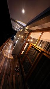 een bovenaanzicht van een houten dek van een boot bij Hill Top Haven Hiriketiya in Dikwella