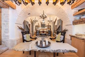 una sala da pranzo con tavolo e sedie di L'unique a Goult