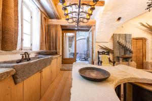 una grande cucina con lavandino e lampadario a braccio di L'unique a Goult