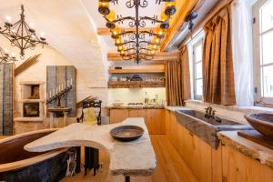 un ampio bagno con vasca e lavandino di L'unique a Goult Altre 38 foto