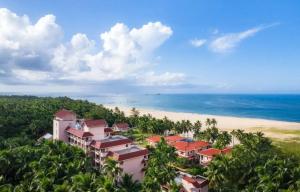 een luchtfoto van een resort aan het strand bij Aijing International Hotel 