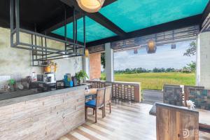 una cucina con un bancone e un tavolo con sedie di Green Sala Villa ad Ubud