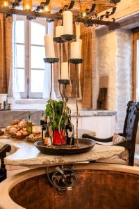 un bancone della cucina con un lavandino con candele sopra di L'unique a Goult