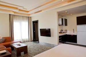O zonă de relaxare la Al Raya Suites Hotel
