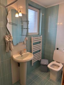 Et badeværelse på Къща за гости Падалото + 102 billeder