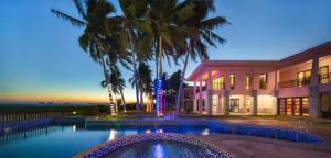 een huis met een zwembad voor een gebouw bij Aijing International Hotel 