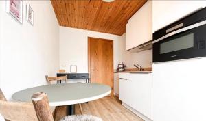 una cucina con tavolo bianco e piano di lavoro di Pension Panorama Warth a Lechleiten