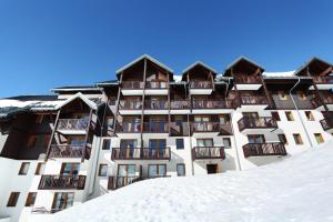 サン・フランソワ・ロンシャンにあるRésidence Odalys Les Balcons du Soleilの雪の大きな建物