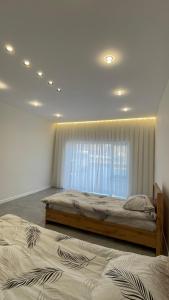 Postel nebo postele na pokoji v ubytování Shahdag S&R House