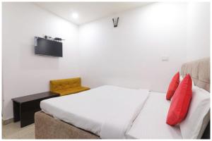 TV/trung tâm giải trí tại Metro Royal Inn Near Lucknow Railway Station - Free Wifi and Free Parking Facilities # Fully Air conditioning Deluxe Room - Best Hotel In Lucknow