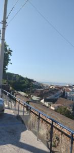 einen Balkon mit Stadtblick und einem Zaun in der Unterkunft Rent Room Joe in Solarino