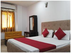 Giường trong phòng chung tại Metro Royal Inn Near Lucknow Railway Station - Free Wifi and Free Parking Facilities # Fully Air conditioning Deluxe Room - Best Hotel In Lucknow