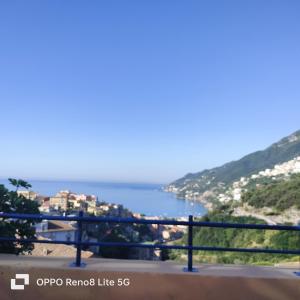 Blick auf das Meer von einer Straße in der Unterkunft Rent Room Joe in Solarino