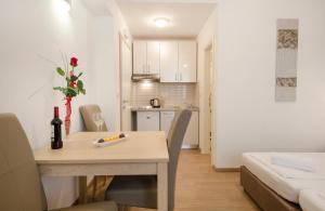 Kuchyňa alebo kuchynka v ubytovaní Guest House Mia + 37 fotografií