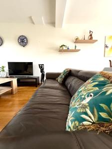 una sala de estar con un sofá y un televisor en Holiday House -10 min Clervaux Castle - near forest and shopping - Luxembourg, en Marnach