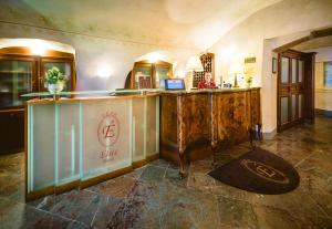 um bar num quarto com um balcão num quarto em Hotel Elite Prague em Praga