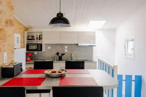 Kuchyň nebo kuchyňský kout v ubytování Proche Puy du Fou - Petite maison tendance loft + 14 fotografií