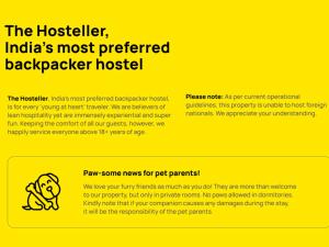 een geel bord met de tekst: The Hostel, India's meest geliefde backpackershotel bij The Hosteller Chakrata in Chakrata +57 foto's