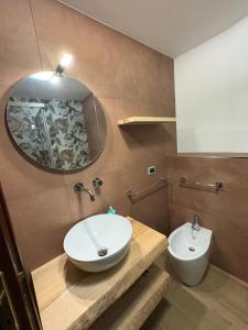 un bagno con lavandino e WC di LA CASA TRA GLI ULIVI a Spello Altre 46 foto