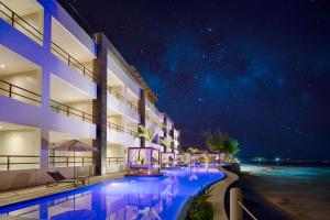 una piscina de hotel por la noche con las estrellas en Senses Riviera Maya - Oceanfront All inclusive Boutique hotel - Adults only en Puerto Morelos